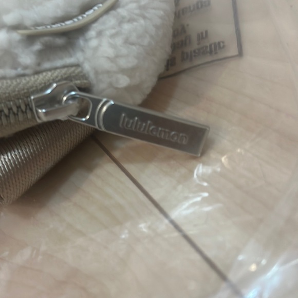 Lululemon everywhere belt bag fleece NWT light ivory - Picture 4 of 8